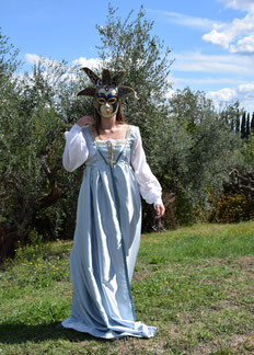 Vollansicht von junger Frau in hellblauem Renaissancekleid mit venezianischer MAske © Epochs of Fashion