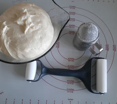 Herstellung des Hefeteigs mit Utensilien von Pampered Chef