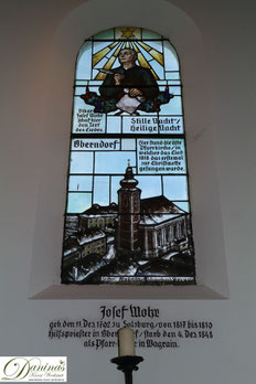 Stille-Nacht-Kapelle in Oberndorf bei Salzburg. Fenster des Liedschöpfers/Dichters Joseph Mohr.