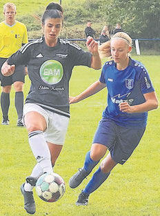 Stark am Ball: Rojin Balica (l.) wusste als Antreiberin der Viktoria zu gefallen. Noch stärker aber war Caldens dreifacher Torschützin Viviane Munsch. Foto: Richard Kasiewicz