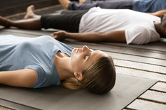 <a href="https://fr.freepik.com/photos-gratuite/groupe-sportifs-dans-exercice-du-cadavre_3954996.htm#query=yoga%20ados&position=39&from_view=search&track=ais">Image de yanalya</a> sur Freepik