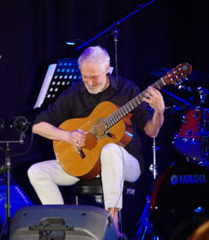 photo de Cyril qui joue de la guitare classique