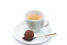 Espresso in weisser Tasse mit Praline