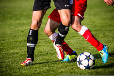 Content für Fußball zwei Spieler trippeln um den Ball