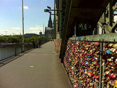 ...ich hätte nicht gedacht dass es soooooo viele Schlösser sind die an der Brücke hängen!