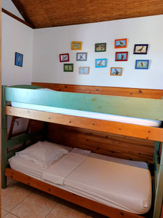 Chambre 2 rez-de-chaussée bungalow n°8 – 2 lits superposés 90x190, placards, ventilateur, draps fournis