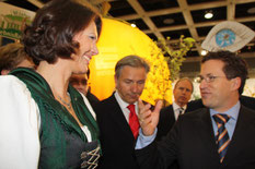 Ministerin Ilse Aigner im Gespräch mit dem Edeka-Vorsitzenden bei der Grünen Woche 2009. In der Mitte Berlins Reg. Bürgermeister Wowereit. Foto: Helga Karl