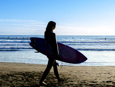 湘南の海でサーフィンをする女性