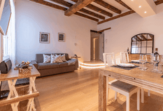 interni di una casa a Venezia salotto e tavolo
