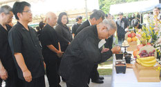 八重山戦争マラリア犠牲者追悼式で焼香する参列者=23日午後、同慰霊之碑前