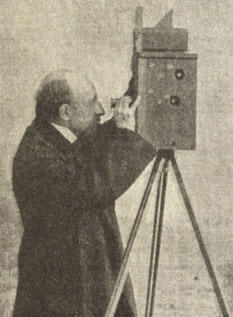 Louis Ducos du Hauron lors d'une démonstration à la Société française de Photographie en 1897. Il procède à la mise au point sur son Chromographoscope (bulletin SFP).