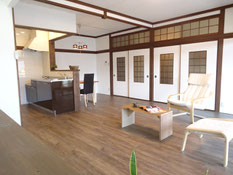 既存材料を活かし、レトロな空間に仕上げた例