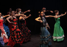 Auftritt von Flamencotanz-Schülerinnen beim Sommerfest 2011 im Tanzstudio La Fragua in Bonn/Color-Foto by Boris de Bonn