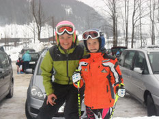 Kindertrainerin Theresa Schwaiger mit Livia Peer