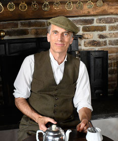 Thommi Baake am Kamin im Café Sherlock in Hillesheim bei Thommis Teatime, stimmungsvolle Teeverkostung und Teegeschichten