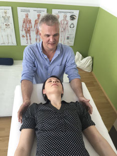 Eine Berührung des Menschen ist extrem wichtig. Robert Schultes Cranio Sacral Arbeit.