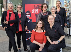 Gruppenfoto der Mörderischen Schwestern vor einer Lesung in der Winterthurer Bücherstube