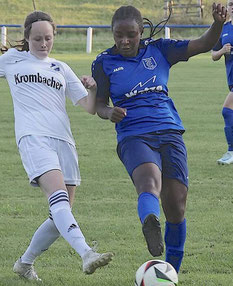 Zeigte ihr großes Talent: Karen Sonwa (r.) traf doppelt für Calden II. Doch Lea Unzicker und die Viktoria ließen sich davon und von der langen Unterzahl nicht entmutigen und punkten beim 3:3 im Nordhessen-Derby. Foto: Richard Kasiewicz