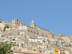 La chiesa madre e la torre: l'area della pinnata-pinnaculum coincideva con la parte balconata (foto S. Farinella©)
