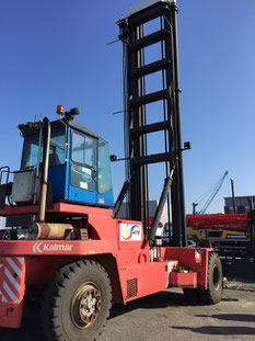 carretilla para contenedores Kalmar DCE90-45E7 en el puerto