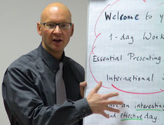 Der Präsentationstrainer und Rhetoriktrainer PETER MOHR während einem Präsentationstraining bzw. Rhetoriktraining