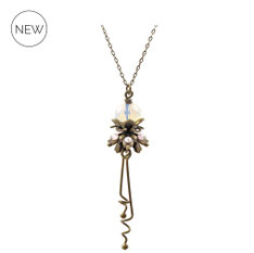 Annouc ° The Playful Nature ° Kette mit Strasssteinen. Märchenhafte Kette mit Strassapplikation und schillernden  Schliffperlen in ° Iridescent Opal ° Designed and Manufactured by Elfgard®