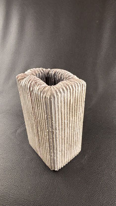 Wolfgang Wallner Wohnskulptur und Kraftobjekte, Betonvase
