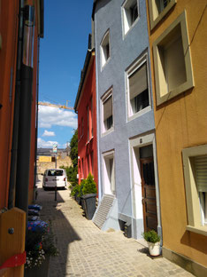 sie sehen eine reihenhausfassade in hellem blau mit weißen gesimsen