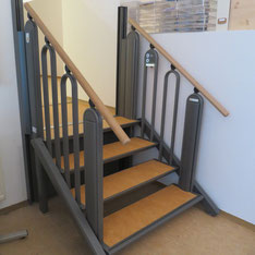 Rollstuhllift für enge Treppen