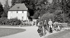 🚲 "Fahrradgruppe an Goethes Gartenhaus in Weimar"