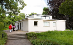 Besuchergruppe am Haus am Horn in Weimar