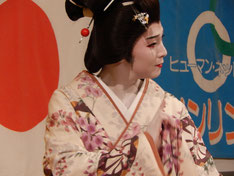 白と紫の和装姿で優雅に舞う林佑樹様。上品な表情と美しい所作が印象的な舞台写真。