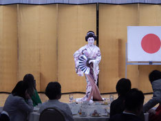 和装姿で優雅に舞う林佑樹様。気品ある表情と美しい日本舞踊の所作が印象的なお写真。