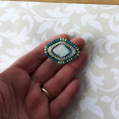 Broche en nacre verte