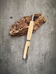 Stylo tourné a partir de bois de récupération dans le respect de l'écoresponsabilité et du développement durable.