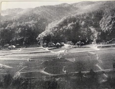 水没した両川（りょうかわ）集落（『小野村六十五年史』に水没地域の旧観の写真が掲載されている）。秋吉台を流れる厚東川と美祢市美東町大田（おおだ）を流れる大田川が両川地区で合流し、厚東川となって瀬戸内海へ流れる。厚東川ダムは、他のダムと違い、海に近い位置に建設されているため、水没した家屋が多い。