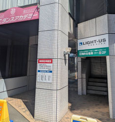 入口はエレベーターと非常階段のふたつ