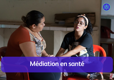 Deux femmes qui discutent.