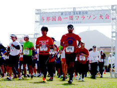 過去最多529人が出場した与那国マラソン。25㌔のスタート=9日、与那国中学校グラウンド