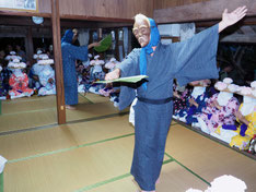 宮良昌招さん宅を訪れたアンガマ=3日夜、字石垣