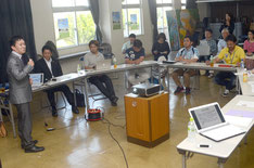 「石垣島のファンを増やそう」と呼び掛ける古田さん(左端)=石垣市商工会ホール。