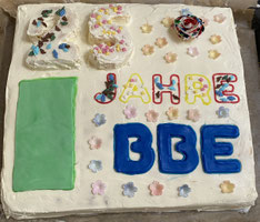 auf dem Foto zu sehen: eine riesige Torte. Auf der Torte steht: 25 Jahre bbe.
