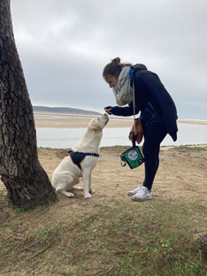 Janelle et sa chienne d'assistance sur une plage