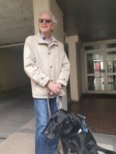 photo de Michel Rossetti à la FFAC en compagnie de Ghost, son chien guide