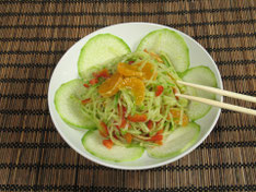 Teller mit Rohkostsalat und Essstäbchen