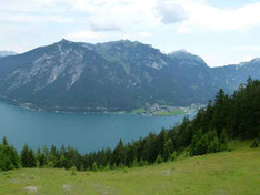 Grandiose Aussicht auf den tiefblauen Achensee. 