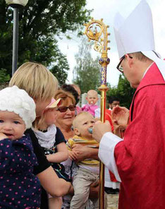 Vor dem Gotteshaus in Ast segnete Weihbischof Dr. Josef Graf die Kleinkinder.