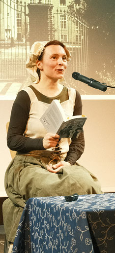 Frau, die aus einem Buch vorliest.