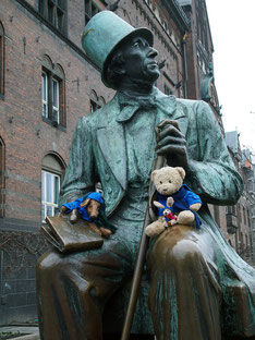 Kasimir, Cäsar und Fredi auf dem Schoss von Hans Christian Andersen, Kopenhagen