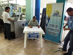 Una mesa con información de las elecciones seccionales de febrero próximo en Manabí, Ecuador.